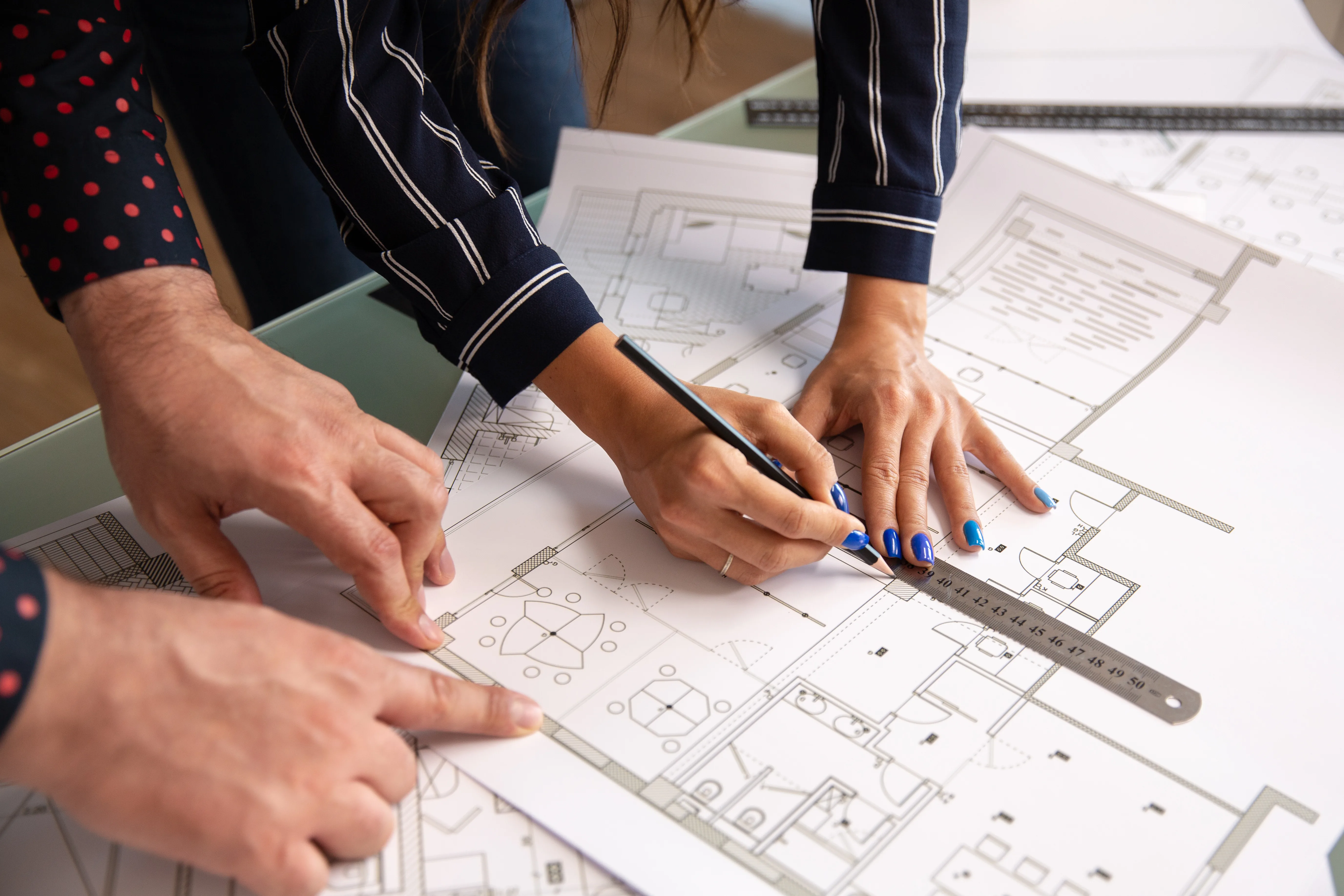 Equipo de Daser revisando planos arquitectónicos de un proyecto sobre la mesa