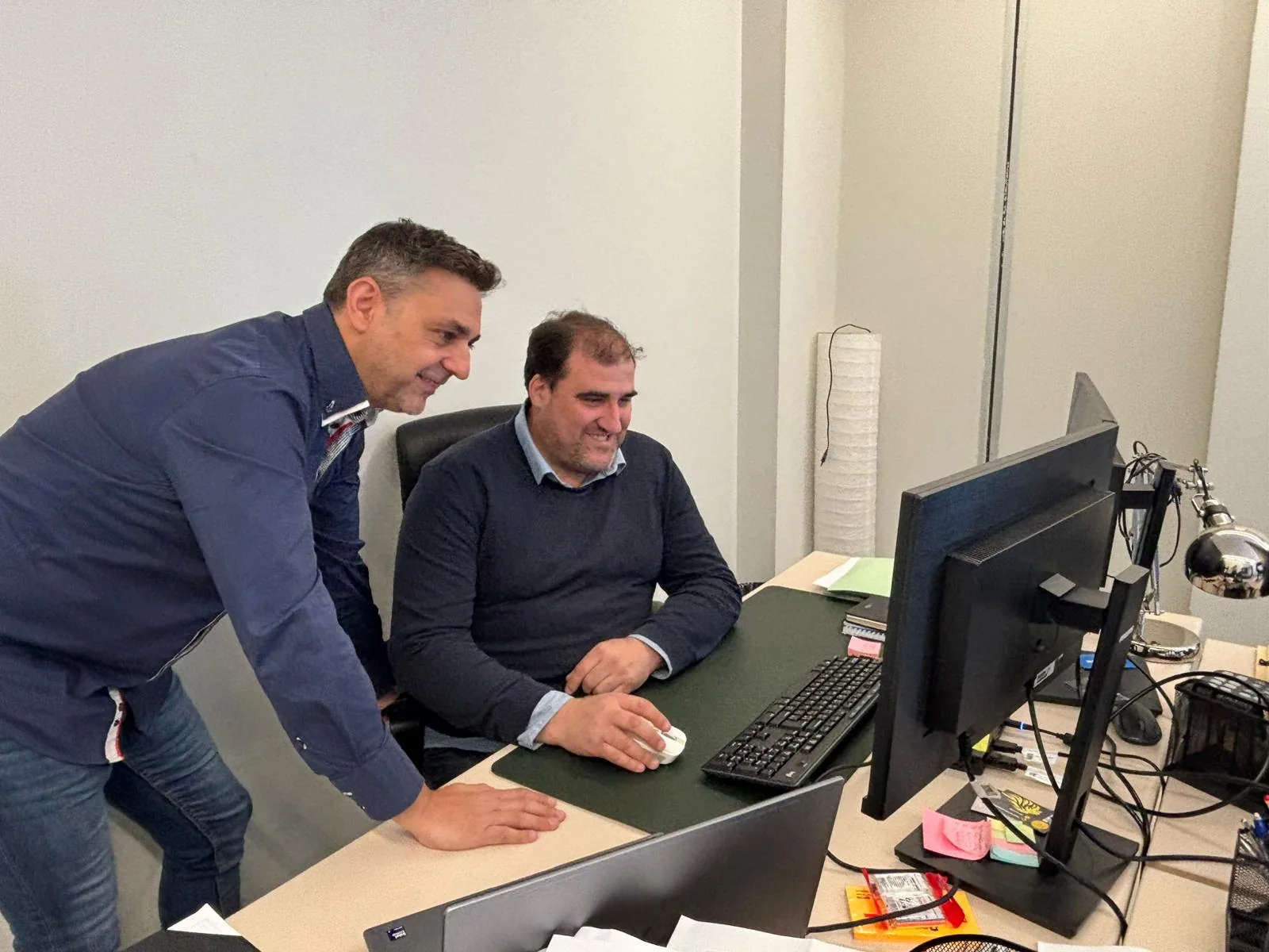 Dos miembros del equipo de Daser trabajando juntos en un proyecto