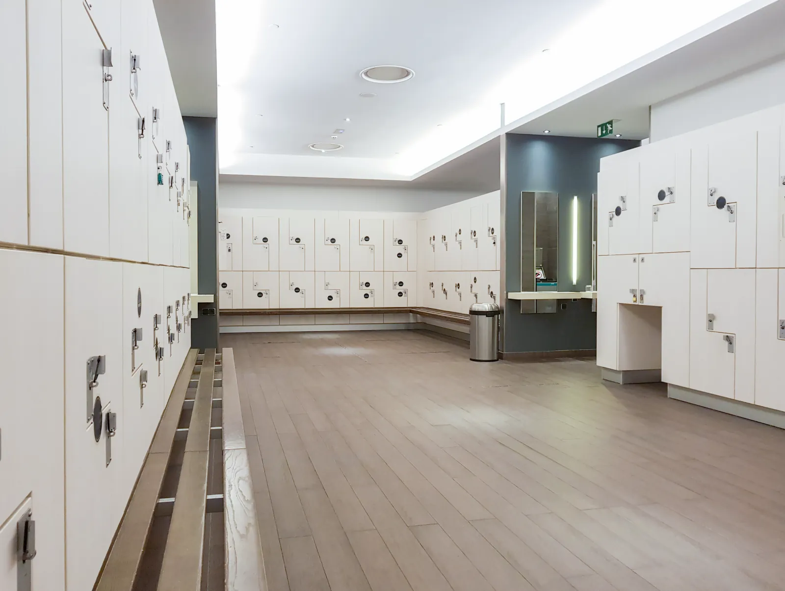 Mesa de trabajo en espacio corporativo equipado por Daser Proyectos