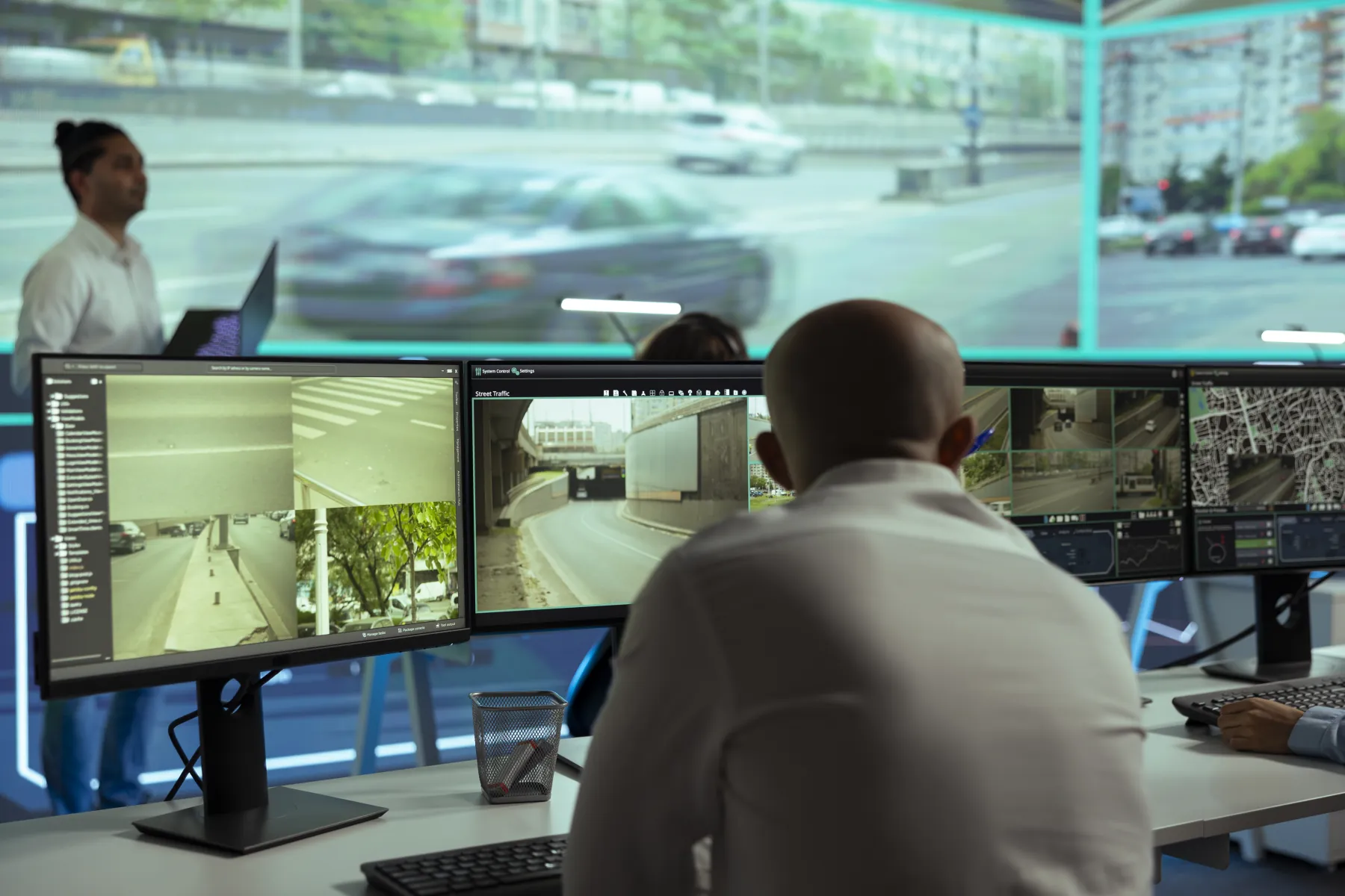 Operador en sala de control monitorizando tráfico urbano con múltiples pantallas y videowall instalados por Daser